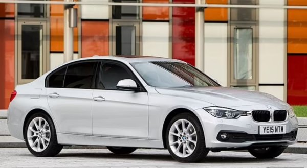 Когато става въпрос за автомобили BMW "Тройка",  крадците не са толкова придирчиви, колкото при другите модели. Относително еднакво разпространение на набезите в три поколения. Все пак  моделът от 2013-2018 г. (на снимката) е най-атакуват от апашите.

След като се продава от 70-те години насам и е невероятно популярен в Обединеното кралство, не е толкова изненадващо да видим този баварец сред лидерите.
 
1371 откраднати през 2024-а включват конвенционалните седани, но също и купе, кабриолет, комби &bdquo;Touring&ldquo; и спортни варианти M3. Достатъчно да скочи с три места в подреждането спрямо предходната година, въпреки общ спад от 7 процента.