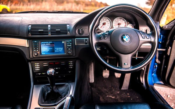 Интериорът на M5 изисква повече внимание към детайлите, но пък усилието си заслужава определено. Хубаво е все пак да се провери сервизната история на автомобила, за да може човек да бъде по-спокоен при покупка. Пластмасовият обтегач на веригата трябва да бъде заменен. 