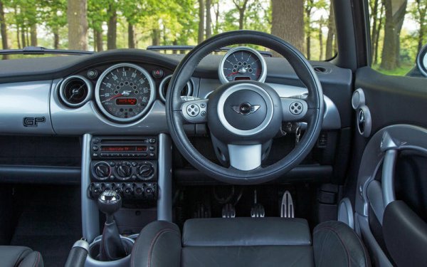 Обикновена алтернаторът задължително се нуждае от замяна, хубаво е да се провери и електрическата помпа на сервоуправлението, която може да е излязла от строя. Парите за версията John Cooper Works от същата година няма да ви стигнат, но и този хечбек е достатъчно забавен.