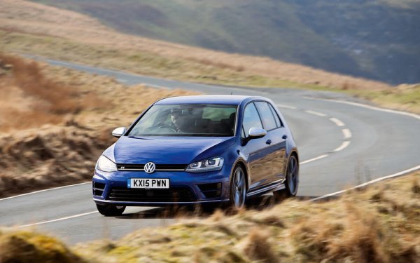 Трудно е да си представим, че Volkswagen някога ще направи нещо по-добро от GTI, но R-версията на хот-хеча е наистина сензационна. Това R32 е със задвижване на четирите колела и с 2,0-литров турбодвигател с мощност 300 к.с.