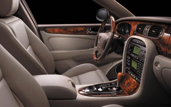 Търсете кола с пълна сервизна история. Ако няма такава, бягайте. Големите автомобили често се нуждаят от ови втулки, гуми, спирачки и елекктроника, като внимавайте за сензорите за паркиране. Погледнете е за ръжда отдолу. Ако шасито е много мръсно, не се хващайте, защото не си заслужава.