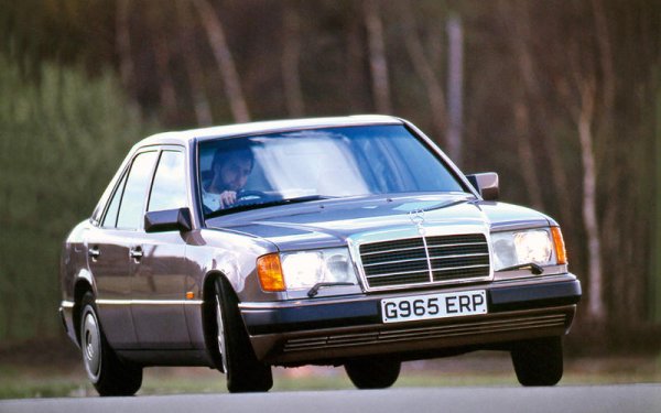 Дали това е най-добрият Mercedes на пазара на употребявани автомобили е трудно да се отговори, но със сигурност е сред най-добрите. Той няма цялата съвременна сложност, като в салона му се среща винил, а прозорците. Моделите SL и S-Class от началото на 90-те са страхотни, но определено не са за всеки.