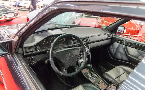 При Е220 трябва да се внимава за уплътненията на главата, както и за хидравличните повдигачи. Окачването също вероятно ще бъде доста износено, защото пробегът ще е доста сериозен. Моделът обаче е на достъпна цена, а това не е маловажно.