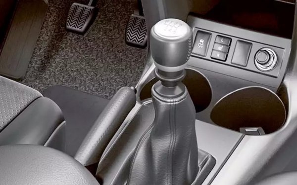 Ръчните трансмисии на RAV4 са като цяло надеждни - и петстепенната при по-ранните екземпляри (серия Е352F), и заменилата я после 6-степенна (ЕВ61). Понякога превключването започва да става недотам гладко след 200,000 км, но проблемът пак не е в самата скоростна кутия, а в механизма за избор на предавка. Съединителят може да изкара до впечатляващите 180-200 хиляди километра. 