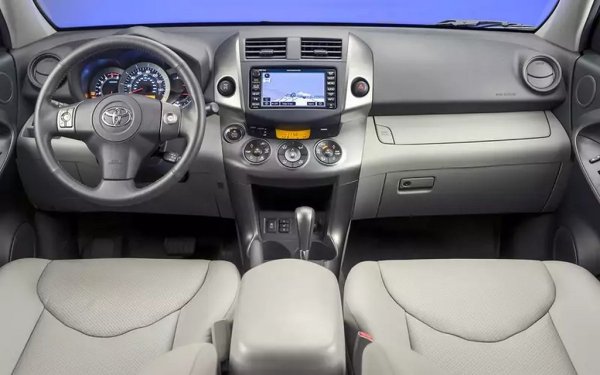 В електрическия кормилен механизъм на автомобили, по-стари от 2008, изходните втулки могат да се счупят само след 50-60 хиляди км - добрата новина е, че при това не губите управление. Кормилните пръти издържат 120 хиляди км или повече, но не могат да се сменят отделно - ще трябва да инсталирате целия комплект.
Спирачните апарати трябва да се смазват при всяко ежегодно техническо обслужване, иначе са склонни към заклинване. 