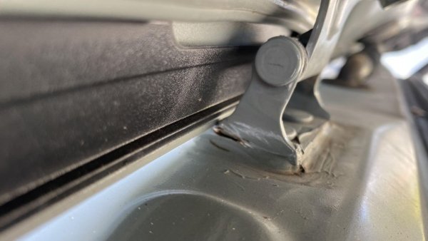 Дребен, но много чест и досаден дефект: пантите на задната врата не са разчетени да носят и тежестта на резервната гума, и често се измятат. За щастие в магазините за резервни части се продават специални подсилени панти, и смяната не е особено трудна. 
Не са много качествени и фиксиращите механизми, които поддържат вратите отворени - след 7-8 години обикновено спират да функционират. 