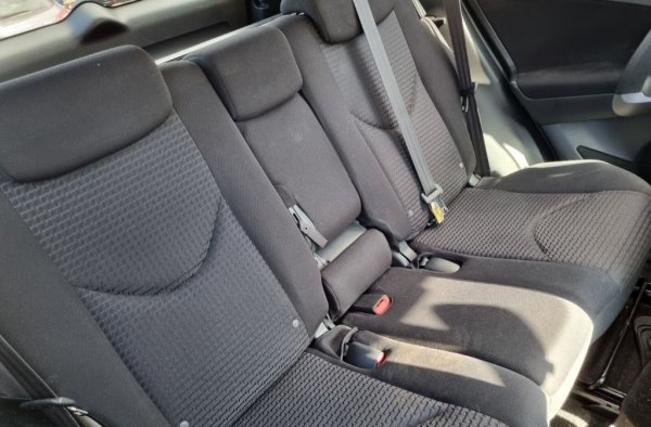 Текстилната тапицерия при третия RAV4 е много здрава и не избледнява. За жалост пълнежът на седалките не е със същото качество - той сравнително бързо губи форма, особено на задните места. Не е много дълговечна и изкуствената кожена тапицерия, използвана в някои версии. 
Полимерният волан и топката на скоростния лост също се износват доста бързо. 
