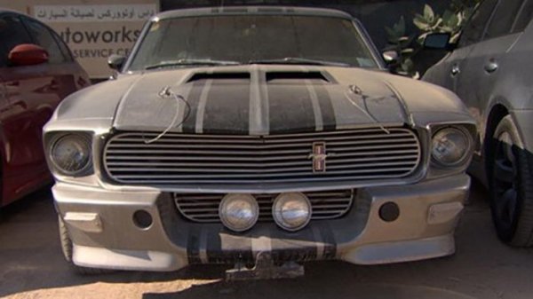 Изоставени по улиците на Дубай автомобили 