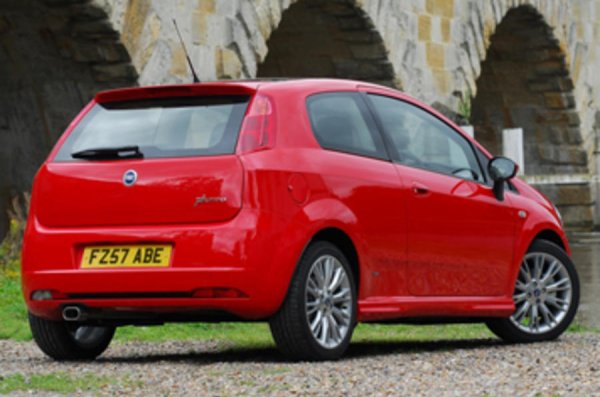 Италианският компактен модел Fiat Punto, който се появи преди 2,5 години, вече порасна до 4065 мм на дължина, което го прави един от най-големите представители на B-сегмента на пазара в момента.