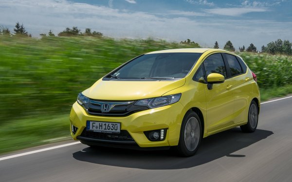 Новият хибрид на Honda Jazz (четвъртото поколение на модела) е ярък представител на сегмент B, а също така е и основният конкурент на Yaris. Дължината машината в стандартна спецификация (на снимката) е 4044 мм. Има и версия Crosstar, която е дълга 4090 мм.