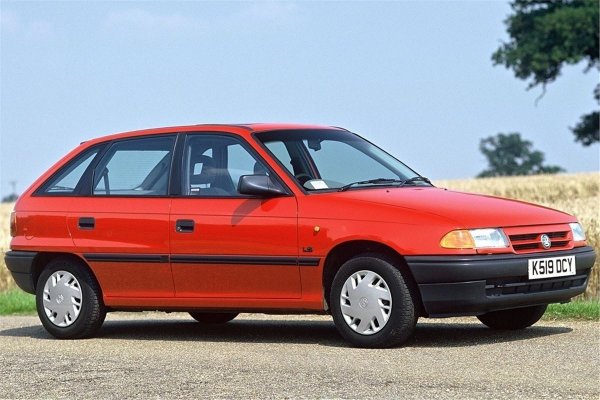 За да нямате съмнения, вижте Astra с индекс F. Хечбекът от клас "Голф" е дълъг 4050 мм. Малко хора знаят, че през периода 1998-2002 година тази кола се произвеждаше и в Полша под името Astra Classic.