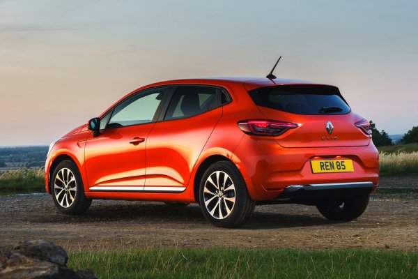 Симпатичният французин направо обърка системата, след като петото му поколение беше построено на платформата CMF-B на алианса Renault/Nissan/Mitsubishi и се оказа дори по-компактна от предшественика си, като на дължина достигна 4048 мм.