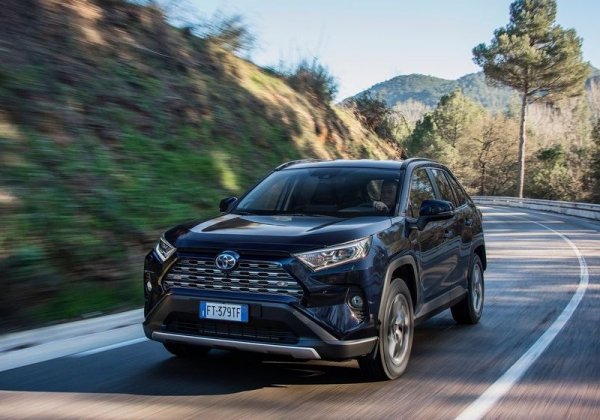 Toyota пусна хибриден кросоувър едва в четвъртото поколение на модела, осигурявайки пълноценен семеен автомобил. Задвижващата система има голям въртящ момент и добре адаптирана скоростна кутия. Хибридът RAV4 е чудесна комбинация от цена и качество.