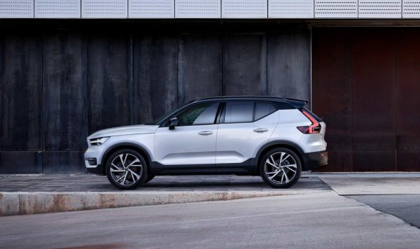 Сравнително ранният дебют на плъг-ин хибрида и на електрическата версия даде на XC40 летящ старт през 2021 и за кратко това дори бе най-продаваният премиум автомобил в Европа. През 2022 бестселърът на шведската марка на Geely загуби доста позиции, но сега наваксва с 35% ръст на годишна база. 