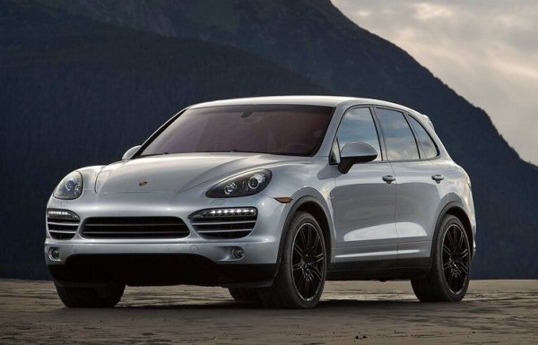 Следва още един германски модел - Porsche Cayenne (тип 958), който напусна поточната линия през 2017 г. Кросоувърът радва не само с отлични динамика и управляемост, но и със здравината на на каросерията. Това се доказва както от отзивите на механици от автосервизите, така и от резултатите от изследванията на Шведския институт по корозия. Също така е интересното, че Cayenne е по-устойчив на ръжда от „братчето“ си Volkswagen Touareg, което е на същата платформа.