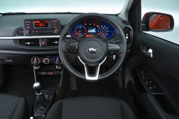 Интелигентно изглеждащият интериор е добре оборудван в ниските нива, но все пак, ако търсите по-качествени материали и най-добрата информационно-развлекателна система, трябва да избере топ-версията. С място за четирима възрастни и багажник с големи размери, Picanto е по-практичен и от повечето съперници, като превъзхожда Fiat 500 и Toyota Aygo. 
