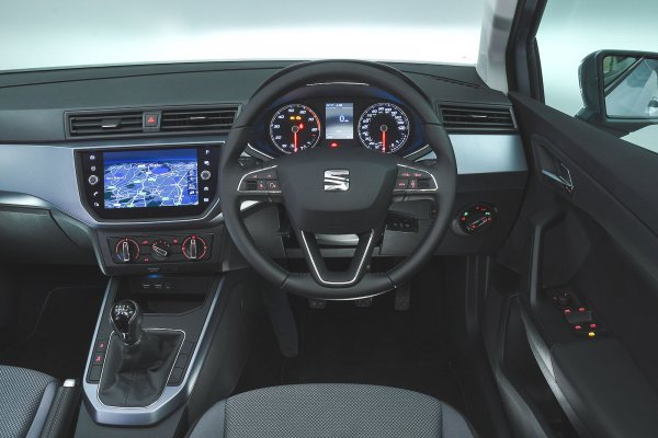 Интериорът е просторен според стандартите на този класа, като същото се отнася и за багажника. Най-силното оръжие на Arona е достъпната цена, като могат да се намерят доста подходящия предложения на 2 години. Този SUV побеждава Audi Q2 като цена и е по-добро оборудван от Renault Captur и Suzuki Vitara. 
