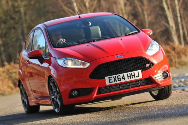 В случая се спираме на по-ранното поколение на Fiesta ST, което е предпочетено пред най-новото. И двете версии са много забавни и привлекателни, но едната от тях е по-вълнуващата, а точно това е идеята на хо-хеча.

С своя мощен 1,6-литров двигател с турбокомпресор, добре работеща ръчна скоростна кутия и пъргаво управление, ST носи много радост на пътя. Освен това тази Fiesta предлага и по-нисък раход на гориво от съперниците си в класа.
