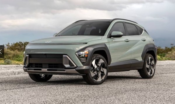 Първото поколение Hyundai Kona вече беше приличен малък SUV, но марката се вслушваше много внимателно в своите клиенти, когато проектира сегашния модел. В резултат най-новата Kona се превърна в отлична кола, до такава степен. И обра куп награди.
Една от най-големите критики към оригиналната Kona беше ограниченото пространство в задната кабина и капацитет за багаж. Последният модел обаче е далеч по-подходящ за семейно ползване. Мястото за главата, коленете и краката на пътника е увеличено, багажникът вече побира до 466 литра.
Отвътре всички Kona са оборудвани с по-луксозен интериор от предишния модел, с по-висококачествени материали. Таблото се състои от два 12,3-инчови екрана, които работят с нов софтуер.
Има и много повече място за съхранение.
