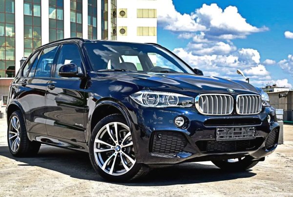 Този луксозен кросоувър е предпочитан от съпругата на министъра на енергетиката Анатолий Яновски. Тя също така притежава Porsche Cayenne в гаража си, а в декларацията за доходите си нейният съпруг посочва и няколко мотоциклета. 