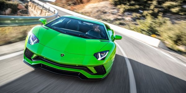На писта Huracan Performante e по-бърз от по-големия си брат, но на дългита прави Aventador S и SVJ имат по-висока максимална скорост.