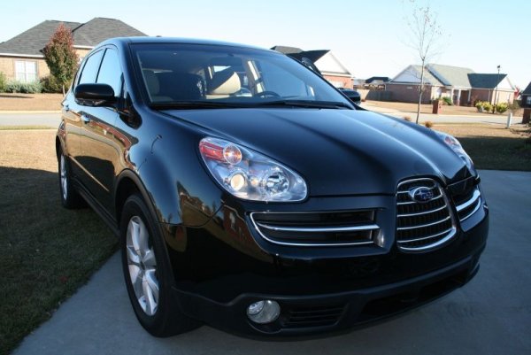 Първият истински SUV на Subaru си има немалко фенове и в България. В Съединените щати, за където бе разработен първоначално, моделът по-скоро бе провал - най-вече заради комбинацията от неумел дизайн (предната решетка е замислена като "почит" към Alfa Romeo, което само би могло да обиди италианците) и необичайно висока като за марката цена. Фейслифтът подобри малко положението, но Tribeca така и не успя да спечели американците, затова Subaru се отказа от модела още след първата му генерация. 
 