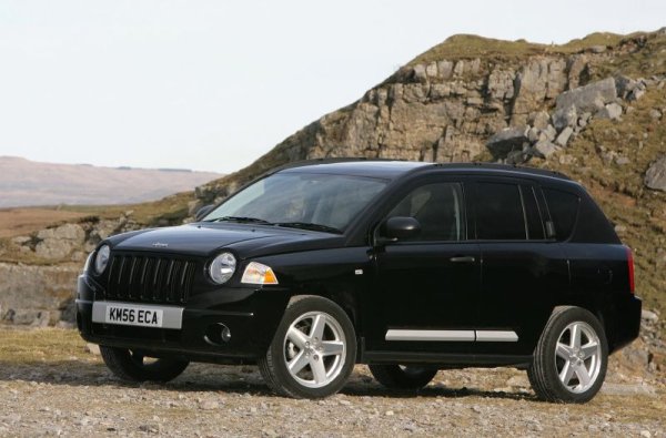 В началото на века Jeep беше в криза, а оредялата му моделна гама ставаше все по-нишова. Затова компанията реши да разшири малко обхвата и представи Compass като по-бюджетна опция, построена върху платформа на лек автомобил, а не на офроудър. Днес Compass се радва на доста висока популярност и на българския пазар втора ръка. Първата му генерация имаше отчетливи проблеми с надеждността, особено в дизеловите варианти. Но възражението на MJ към модела е най-вече в това, че не предлага добра проходимост - нещото, което клиентите очакват преди всичко от един Jeep. 
