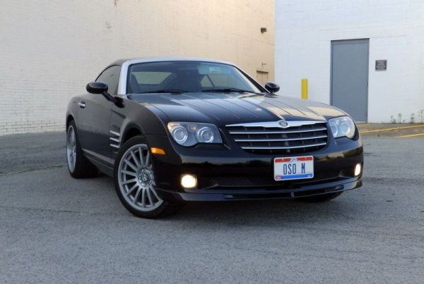 Още един спомен от съюза Daimler-Chrysler, който уж трябваше да преобрази автомобилната индустрия. Докато алиансът траеше, Chrysler имаше достъп до платформите на германците и затова реши да създаде спортен автомобил с технологията на SLK - но не на новия за онова време SLK, а на предишното му поколение. Критиците не харесаха получения в резултат Crossfire, определяйки го като морално остарял, със спорен дизайн и скандално висока цена. 
