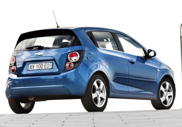 Aveo всъщност дори не е точно Chevrolet - след като американците придобиха фалиралата корейска Daewoo Motors, те ребрандираха по този начин съществуващия модел Daewoo Kalos. Като бюджетен, непретенциозен модел тази кола е съвсем приемлива. Но маркетинг отделът на американците се опита да я представи като алтернатива на статуквото, като глътка свеж въздух - нещо, което горкият Kalos/Aveo по никакъв начин не е. Посредствената надеждност допълнително разубеди клиентите. 
