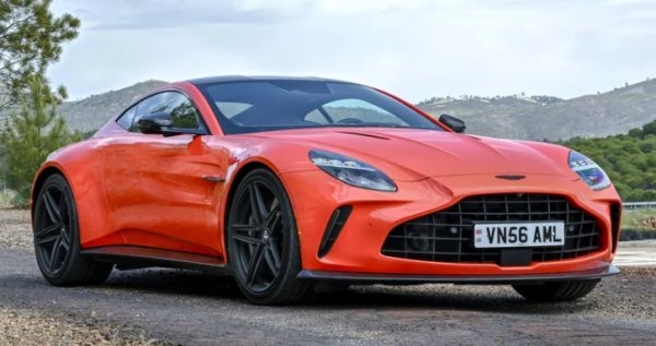 Aston Martin Vantage е един от по-новите автомобили, които имат двигател на Mercedes-AMG под капака. AMG V8 беше представен приблизително по същото време като алтернатива на V12 на Aston в DB11. Стана основният двигател, предлаган в преработения Vantage, с няколко редки  V12 изключения.&nbsp;

Въпреки че британците са проектирал свои собствени двигатели V8 в миналото, заради техния малък обем продадоха само 6620 продадени автомобила през финансовата 2023 г. Компанията се справя ужасно с все по-трудните стандарти за емисии. Настоящите финансови проблеми направиха преминаването на Aston Martin към двигатели на Mercedes-AMG безсмислено. Всъщност, частичен собственик в компанията е и гигантът от Щутгарт.

Най-новият Vantage V8 има 4,0-литров тунингован от AMG двигател с двоен турбокомпресор, който е дори по-мощен от оригиналната версия. Започвайки с 503 конски сили до 2024 г., последният 2025 Vantage има мощност от 656 коня! Феноменален, би казаб Божинката! Резултат на ревизирани разпределителни валове, нови турбокомпресори и модернизирана охладителна система. Aston изчисли времето от нула до 100 км на 3,5 секунди за своя нов V8 Vantage. Максималната скорост вече е 325 км в час.&nbsp;

Друг актуален модел на Aston Martin, който идва с двигател на Mercedes-AMG, е SUV DBX 707. За моделната 2025 г. разполага с 697-конски сили.&nbsp;
