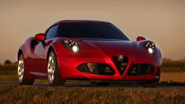 Alfa Romeo 4C е най-младият от 10-те автомобила, които ще намерите в този списък, а също и най-специалният. Това не беше модел, предопределен да запише големи продажби, но с него марката даде знак за предстоящо завръщане на сценката. Той демонстрира спортен стил, съчетан със задвижване на задните колела, което отсъстваше от списъка на Alfa след спирането на 75 през 1993 г. 

Двигател с 240 к.с., скоростна кутия с двоен съединител, липса на сервоусилвател на волана, монокок от въглеродни влакна и тегло под един тон  - всичко това превърнаха 4C в твърд и чист спортен автомобил, способен да влезе в сърцата на феновете. 