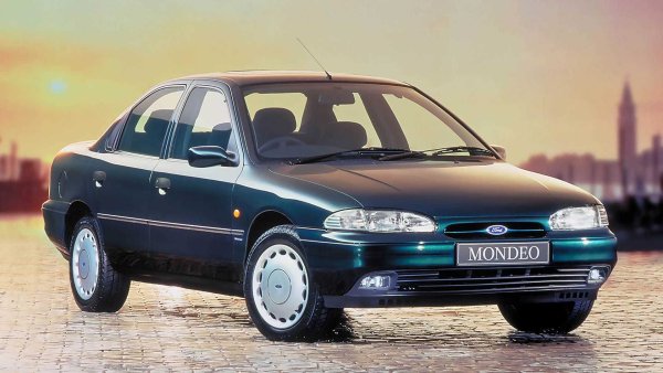 Пенсиониран в началото на 2022 г., Mondeo е седан (и комби) на Ford в продължение на почти 30 години. Представен през 1993 г., за да замени Sierra, той е живял в четири поколения, последното от които с изцяло хибридни двигатели. 

Както и в случая с Volkswagen Passat, манията по SUV-моделите и последвалият спад в продажбите накараха Ford да затвори една от най-важните глави в своята история.
