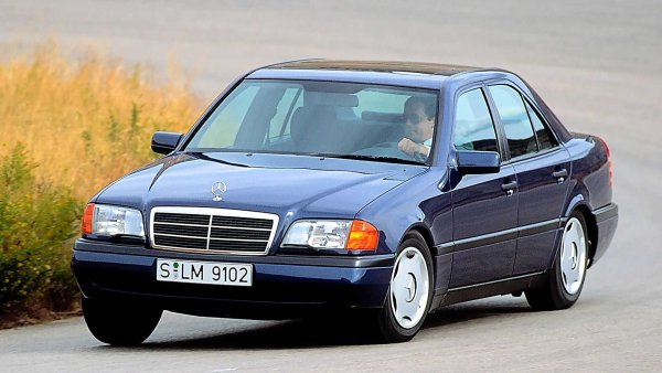 Някога имаше 190, а след това - през 1993 г.q дойде C-Class. Седанът със среди размери представлява ясна промяна в курса на Mercedes по отношение на простор и производителност. 

През годините гамата на C-Class непрекъснато се разширява, за да включва мощните AMG варианти - от C 36 до C 55. Първото поколение приключи жизнения си цикъл през 2001 г. с 1,8 милиона продадени коли. 