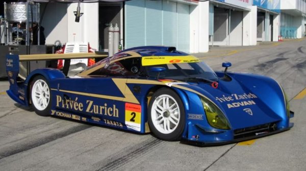 Mooncraft, основан от Такуя Юра през 1975 г., е изтъкнат японски конструктор на състезателни автомобили със седалище в Шизуока, Япония. Компанията е създадена с основната цел да проектира и рекламира състезателни автомобили както в Япония, така и в международен план.

Едно от най-известните ѝ творения е Shi-den 77, забележителен спортен прототип на състезателна кола от група 6, отдаващ почит на легендарния изтребител Kawanishi N1K от Втората световна война. Shi-den 77 получава огромно признание и овации за изключителното си представяне на пистата.

Колата е оборудвана с мощен BMW M12/7 2.0-литров четирицилиндров двигател с турбокомпресор, забележителен с използването си в различни автомобили във Формула 2, като по-късно включва и роторния двигател на Mazda, което допълнително подобрява неговите възможности.

През кратката си кариера Shi-den 77 се състезава в престижни събития като Fuji Grand 250km, Fuji Grand Champion Series и Fuji Long Distance Series.
