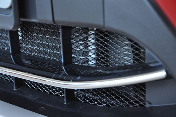 Много собственици на кросоувър поставят мрежи в решетките на радиатора - толкова за защита от насекоми и камъни, колкото за красота. Но при шофиране с висока скорост те значително влошават въздушния поток на радиаторите, от което страда и силовият агрегат. Това води до прегряване както на двигателя, така и на скоростната кутия.