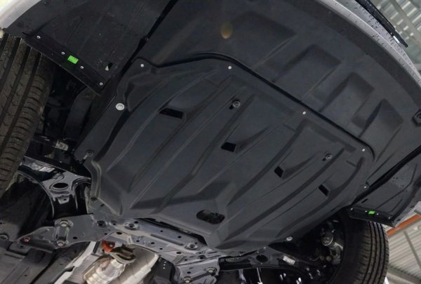 Ако защитата на захранващия блок е инсталирана от производителя, тогава тя не влияе неблагоприятно на топлинния режим на двигателя. Но ако защитата е различна, охлаждането на двигателя и трансмисионните елементи може да не е достатъчно. И има риск от прегряване на силовия агрегат при шофиране в жегата.