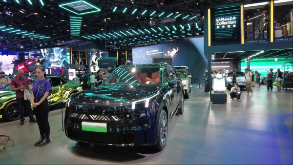 Lynk & Co 900. Марката на Geely, която има дизайнерски и развоен център в Швеция, присъства и в България, но този модел засега не е предвиден за нашия пазар