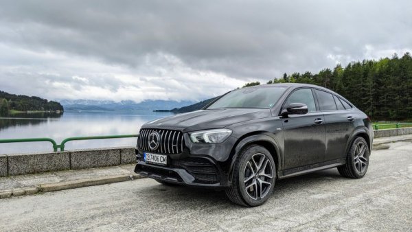 За поредна година, откакто вносът на марката бе поет от Silver Star, тя подобрява резултата си, този път с над 33% спрямо 2020. Пазарният дял е 3.88%. 

Най-продаваните модели:
GLE - 267
GLS - 164
GLC - 147
S-Class - 112
Sprinter - 104

Други: A-Class - 58, GLA - 46, GLB - 51, CLA - 42, G-Class - 35, E-Class - 28, C-Class - 20, B-Class - 16, EQC - 11, Vito - 6, EQA - 4, EQS - 4, Citan - 4, AMG GT - 3
