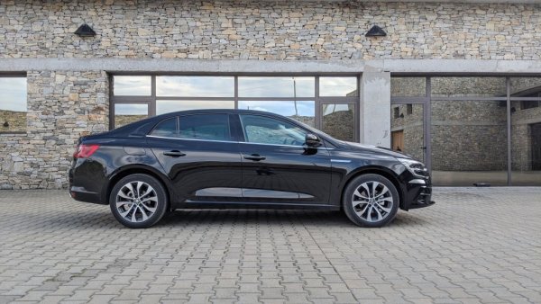 Въпреки осезаемите проблеми с доставките, Renault успява да повиши миналогодишния си резултат с 0.5%. Пазарният дял на марката у нас е 10.01%. 

Най-продаваните модели:
Clio - 960
Master - 780
Megane - 349
Captur - 334
Express - 176

Други: Traffic - 84, Arkana - 63, Kadjar - 46, Kangoo - 46, Koleos - 38, Zoe - 12, Talisman - 12
