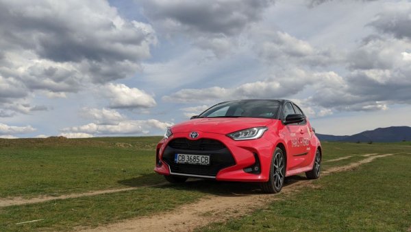 Японците успяха да повишат резултата си от 2020 с цели 27%, но в последните месеци се сблъскват с нарастващи затруднения с доставките заради кризата с чиповете. Затова битката за второто място с Renault през декември ще е ожесточена. Пазарният дял на Toyota e 10.29%. 

Най-продаваните модели:
Corolla - 967
C-HR - 568
Yaris - 410
RAV4 - 361
Hilux - 183

Други: Aygo - 164, Land Cruiser - 90, Camry - 86, ProAce - 77, Highlander - 60, Yaris Cross - 12, GR Yaris - 2, Prius - 1, FJ Cruiser - 1
