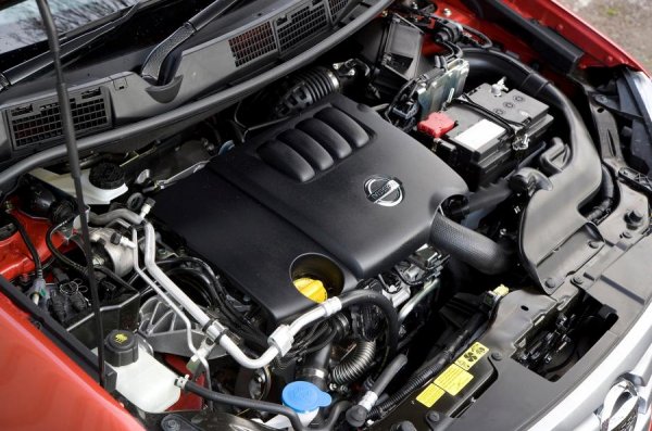 За модела се предлагат 5 двигателя. Бензиновите са 1,6-литров с мощност 114 к.с. и 2,0-литров със 140 к.с. Дизелите са 1,5-литров със 110 к.с. и 1,6-литров, развиващ 130 и 150 к.с. Всички те са сравнително надеждни и при правилно обслужване няма да подведат собственика на автомобила. Ангренажният ремък на бензиновите мотори започва да се разтяга при 100 000 км, като е добре да бъде заменен. Същото се отнася и за задната опора на двигателя, чийто ресурс е същият.