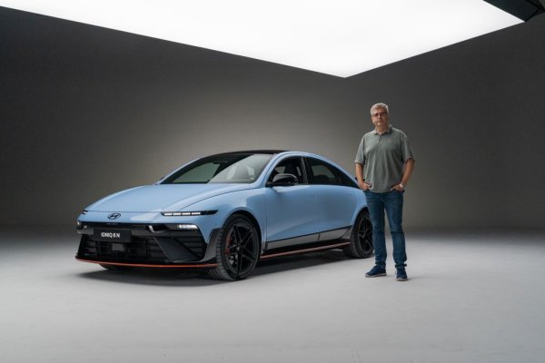 В основата на тази кола е Ioniq 6: един обикновен, комфортен и много икономичен семеен седан. Но на нейна база хората от N поделението на Hyundai са направили машина, която е по-бърза от Lamborghini Huracan и от Ferrari Roma. 
