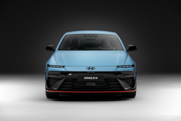 6N има по един електромотор на всяка ос: предният е с мощност 166 киловата, задният - с 282 киловата. Общата мощност е 448 киловата, или 609 конски сили. В режим бууст става даже 650 коня. 
