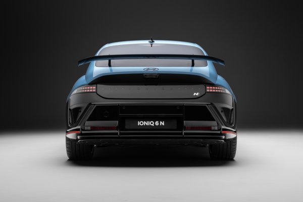 Всички тези показатели може би ви звучат познато, защото това не е първият опит на Hyundai да направи истинска спортна кола на ток. Вече карахме Ioniq 5 N (вижте линка под статията) и въпреки първоначалния скептицизъм много го харесахме.
Но 5 N все пак беше компромис, отстъпка на Hyundai N пред вкусовете на хората, които в наши дни все повече настояват задните им части да са по-високо над асфалта. 
