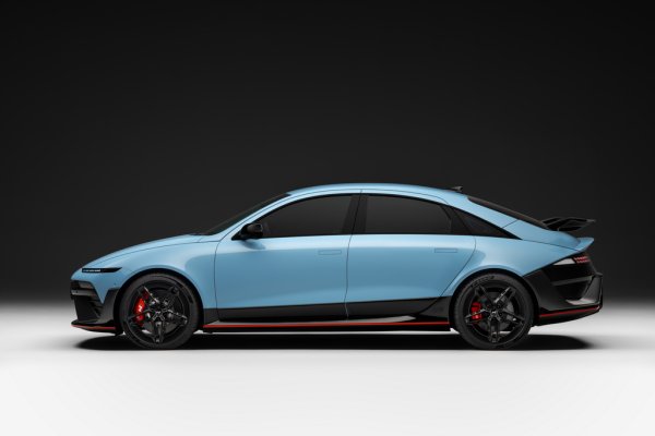 Докато 6 N e тъкмо обратното: един автомобил, който инженерите са имали пълната свобода да направят колкото е възможно по-аеродинамичен, по-прилепнал до земята, по-ефективен. Резултатът е, че и с 600 коня, и въпреки средната като капацитет батерия - 89 киловатчаса - Ioniq 6 N ще може да изминава по 470 километра с едно зареждане. 
