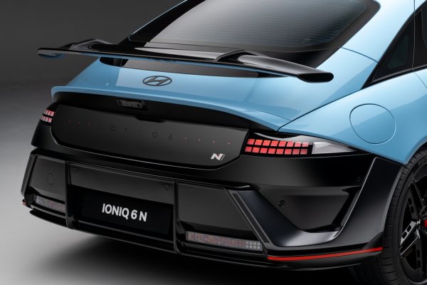 Другата аеродинамична новост е този спойлер отзад, който почти не разваля общото съпротивление, но за сметка на това добавя почти 20 кг сила на притискане при високи скорости. 
