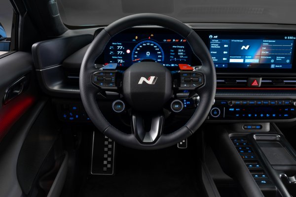 А високите скорости съвсем не са празно пожелание. Максималната тук ще е около 260 километра в час. Докато снимахме на предпремиерата в Лондон, още не се знаеха данните за ускорението, но очакваме то да е същото като на Пет Ен - 3.4 секунди от нула до сто. Впоследствие се оказа дори по-добро - 3.2 секунди.
