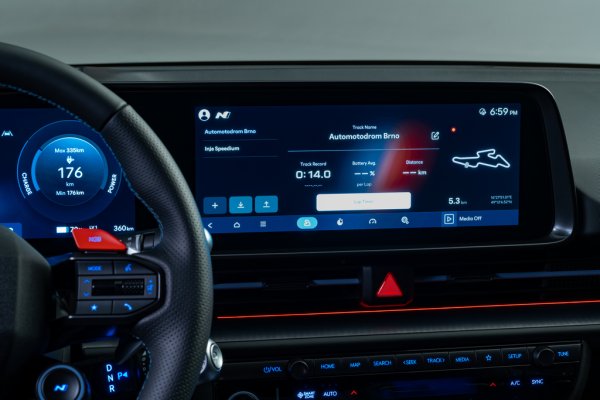 Сложната система за охлаждане на батерията е усъвършенствана и поддържа 30-40 градуса за максимално ускорение, 20-30 градуса в пистов режим за повече издръжливост, и 10 до 20 градуса за по-дълги преходи. Специално и отделно охлаждане имат роторът и статорът на електромоторите, като то е двойно: един път с антифриз, и втори път с фреон, който охлажда антифриза. Резултатът е, че тази кола може да бъде подлагана на несравнимо по-големи натоварвания за доста по-дълго време. Всъщност - докато имате заряд в батерията. А тя може да се зарежда до 350 киловата, което значи само 18 минути от 10 до 80 процента заряд. 

