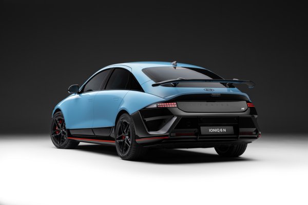 Твърдението, че тази кола е седан, може да ви се е сторило странно, защото острани тя изглежда като типичен фастбек, с плавно спускаща се назад линия на покрива. 
Но всъщност това е наистина седан с напълно отделен багажник - триобемен автомобил. Тук обаче багажникът крие една тайна, която няма да намерите в обикновения Ioniq 6.
