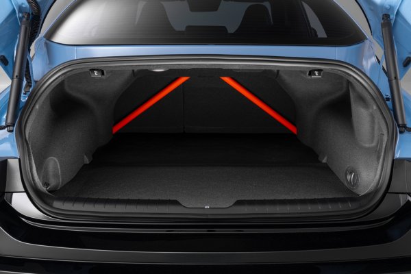 Тази тайна е, разбира се, предпазната клетка - поредното доказателство, че се имаме работа с пистов автомобил. Ако ви трябват и други, моля: специално разработени гуми Pirelli P-Zero 5, 400-милиметрови предни спирачни дискове (доста по-големи от тези на споменатото Ferrari Roma или на Maserati MC20) и четирибутални спирачки, а също и изцяло преработено окачване в сравнение с 5 N, което включва нови електронно контролирани амортисьори. 
